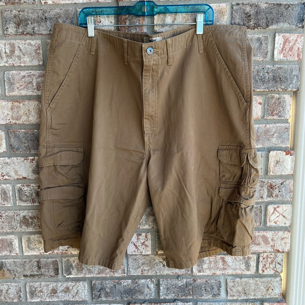🍒💣 Wrangler khaki cargo shorts
